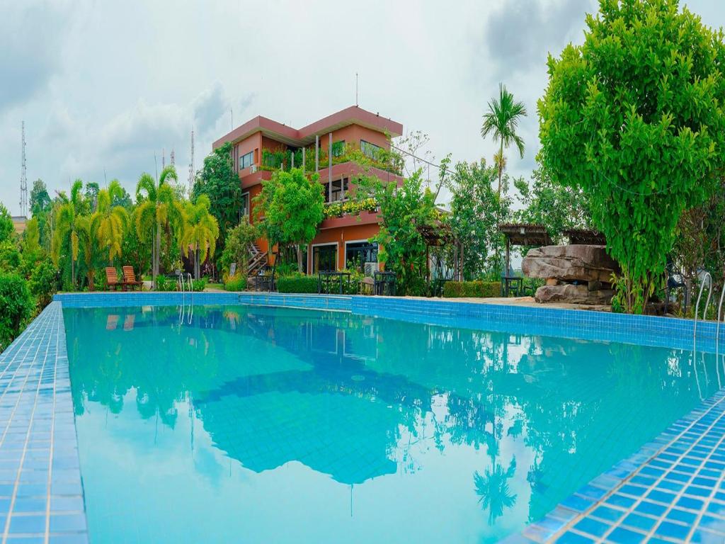 12389360-resort-06.jpg