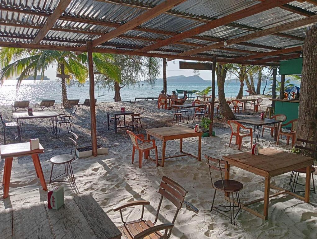 13497white-pearl-beach-02.jpg