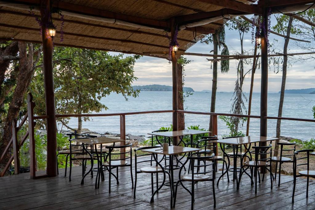14350coral-bay-resort-02.jpg