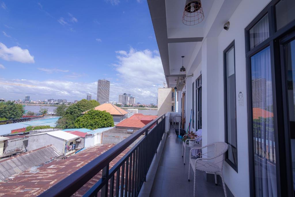 15221pooltop-phnom-penh-02.jpg