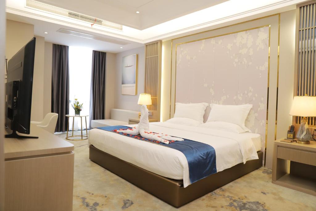 24635five-elephants-hotel-02.jpg