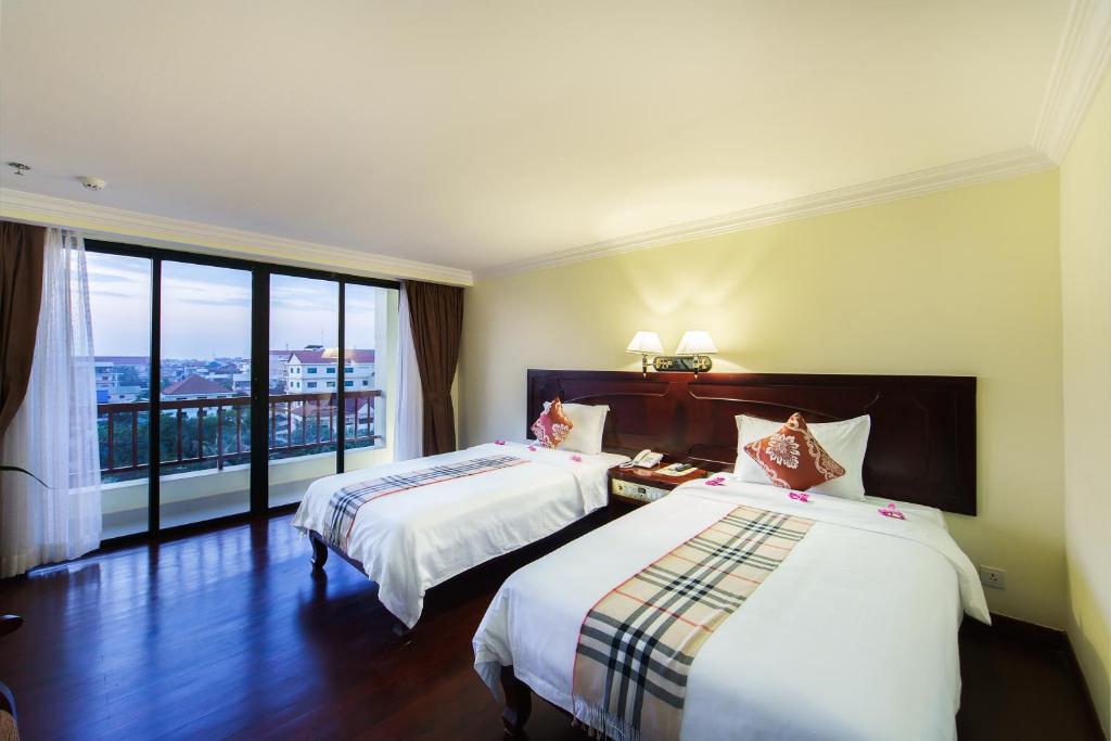 25522smiling-deluxe-hotel-02.jpg