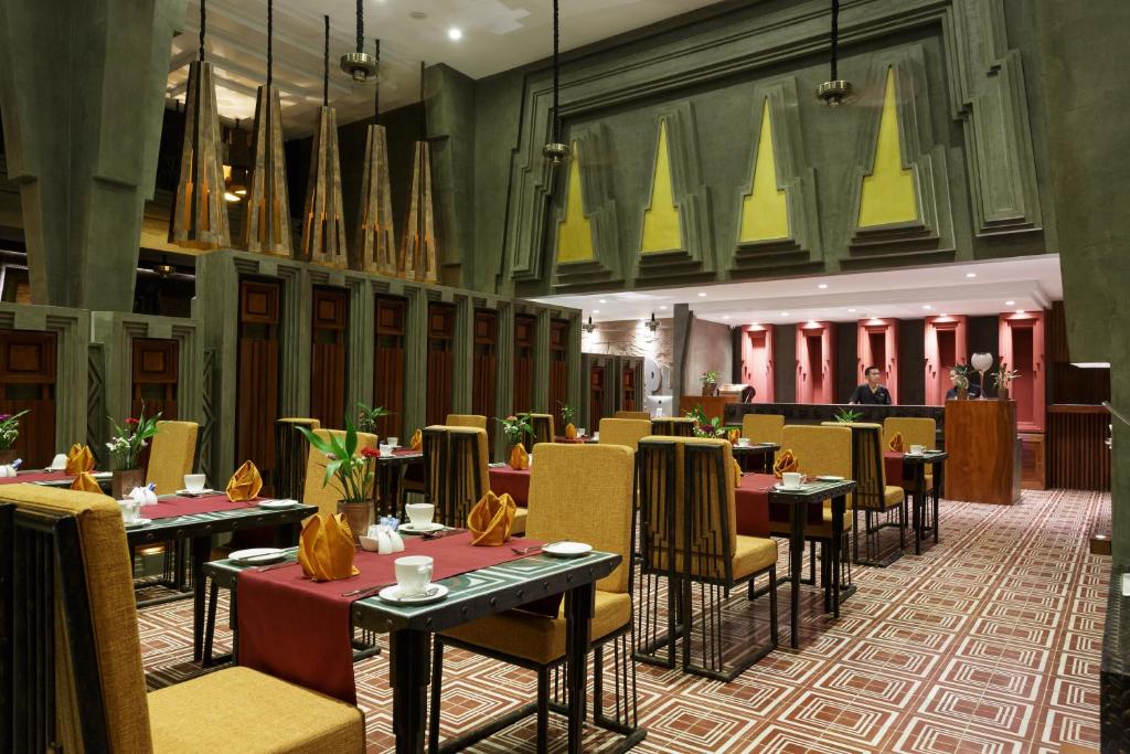 34846golden-temple-boutique-02.jpg