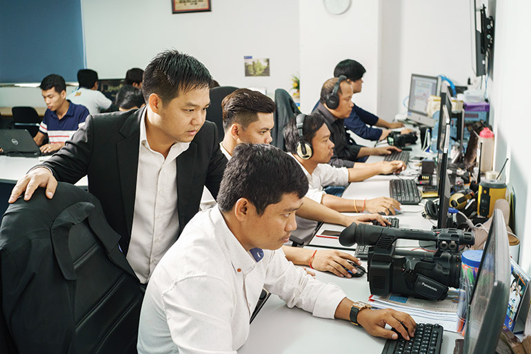 39276chea-chhun-computer-04.jpg