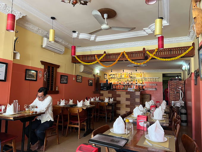 43197curry-pot--ttp-indian-&-nepalese-restataurat-02.jpg