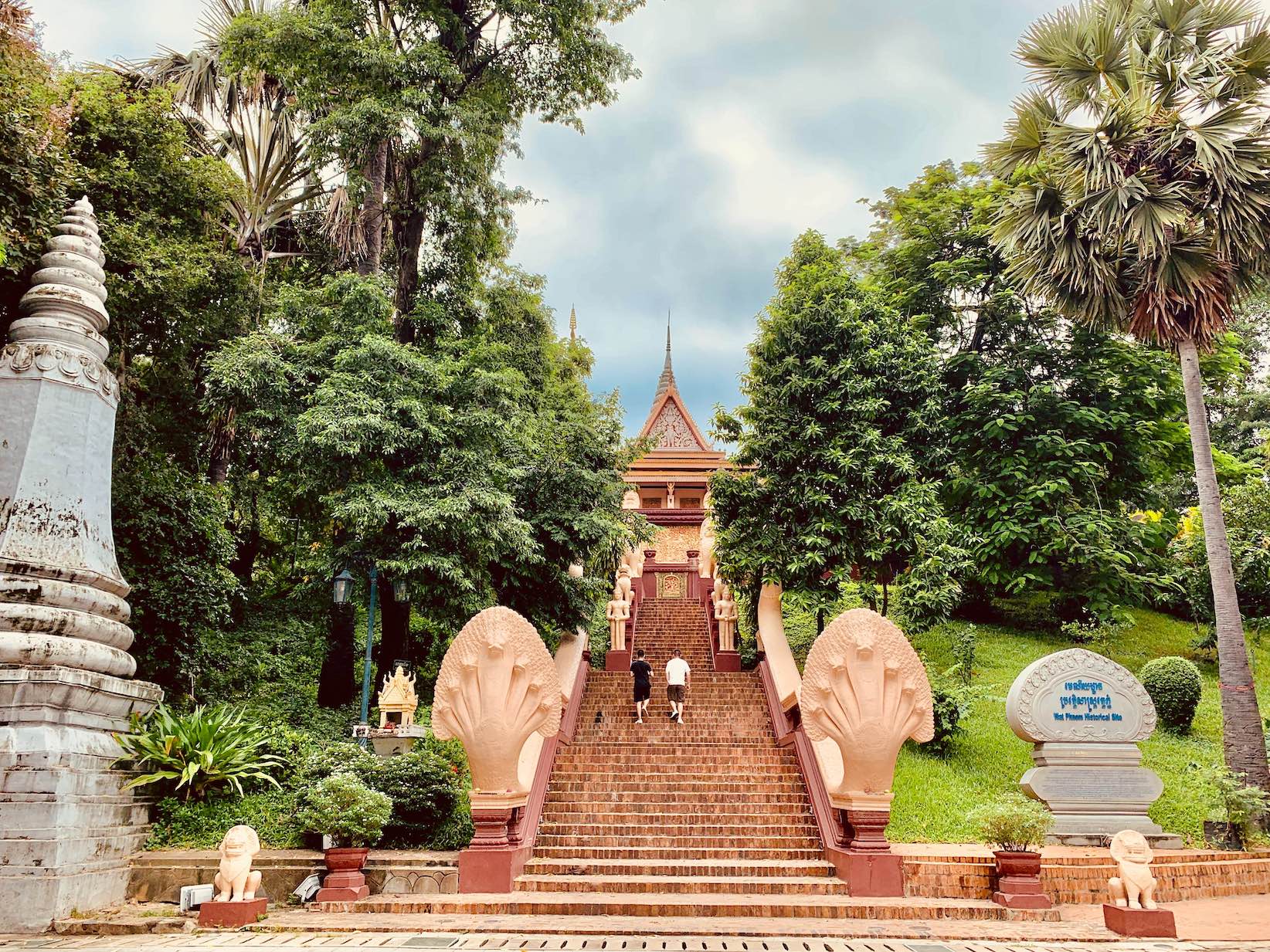 45329wat-phnom-library-03.jpg