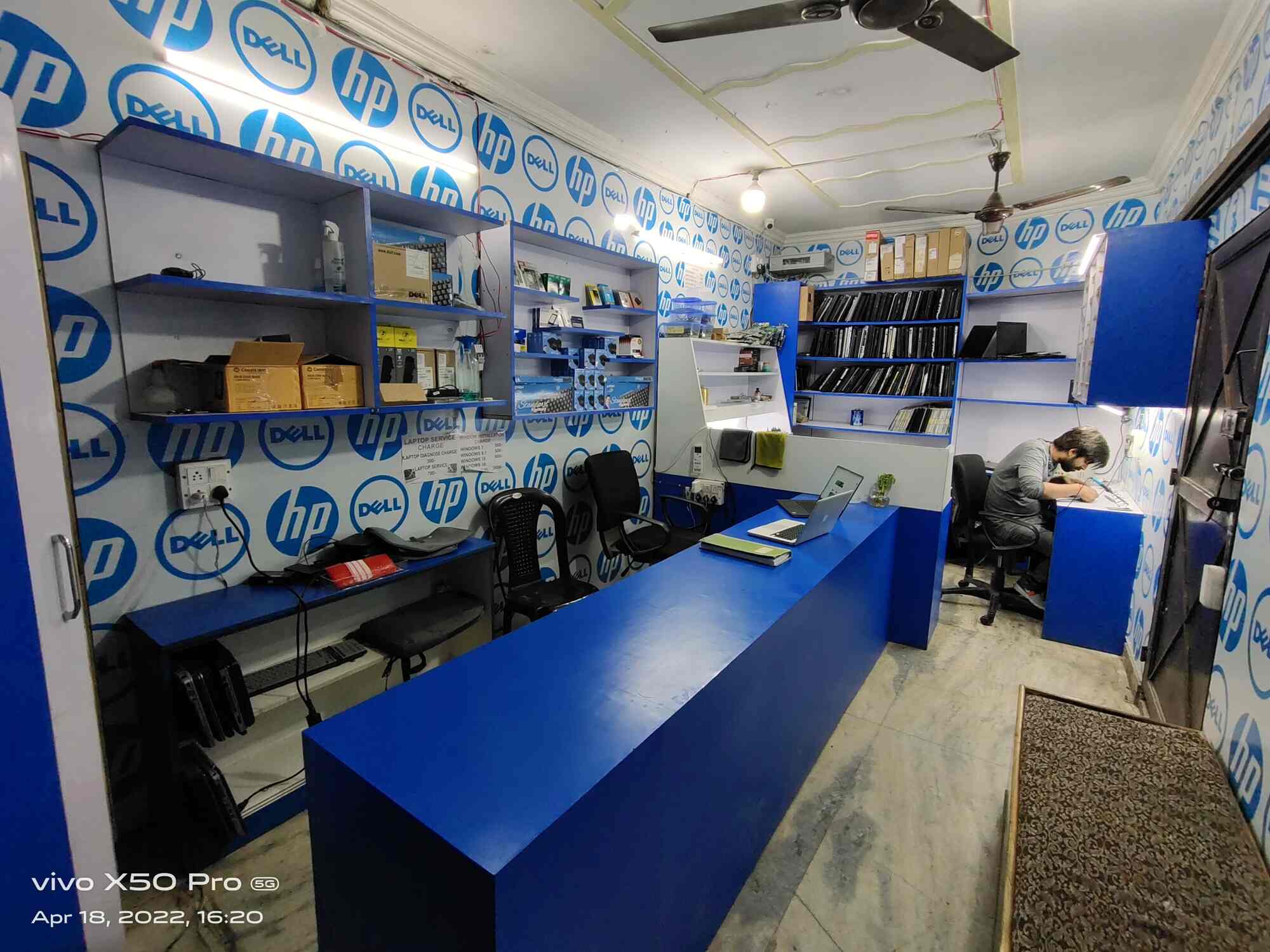 59991sok-leap-computer-shop-02.jpg