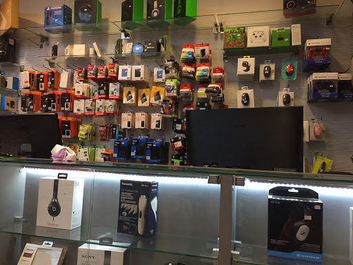 67068b-&-r-computer-shop-02.jpg