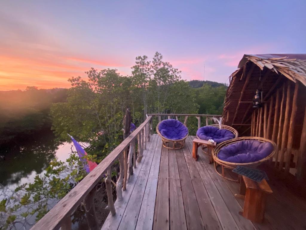 70528lily_s-riverhouse-02.jpg