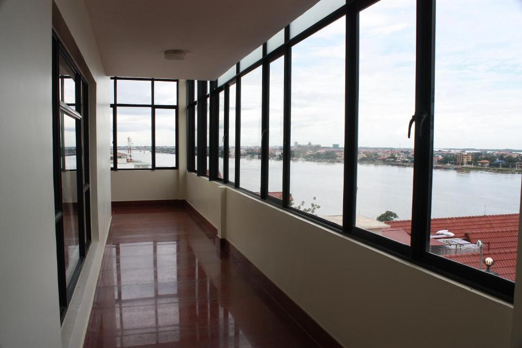 83973lux-riverside-hotel-&-apartment-05.jpg