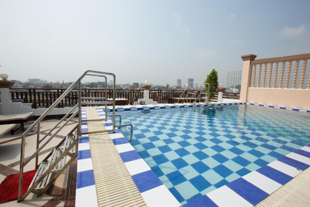 84483queenwood-hotel-04.jpg