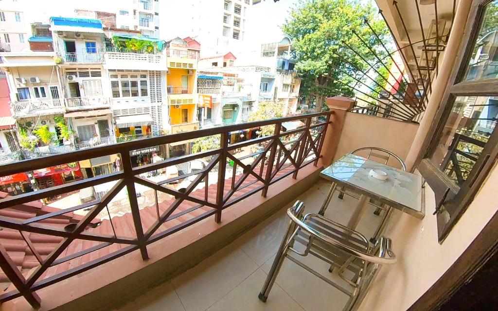 87055riverside-hotel-phnom-penh-03.jpg