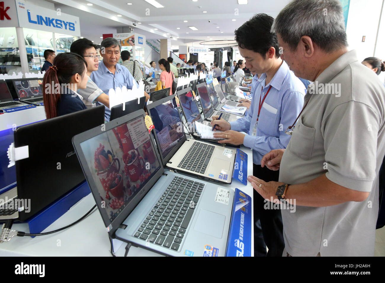 89321b-&-r-computer-shop-03.jpg