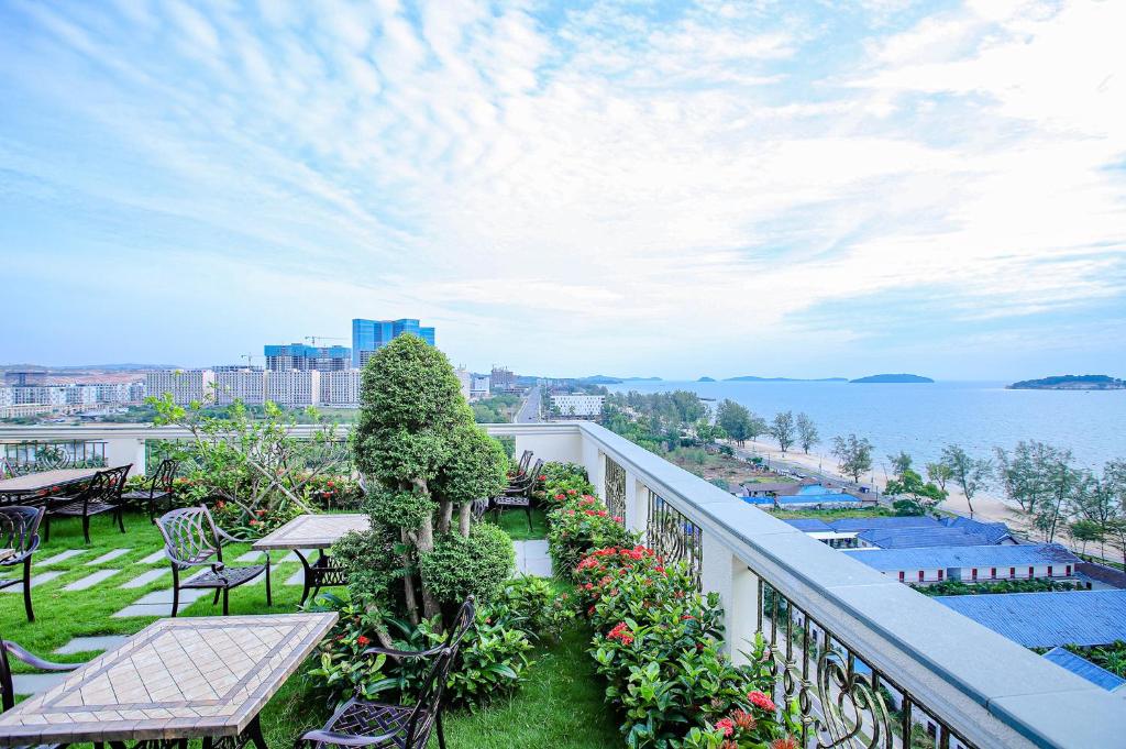 9039sea-breeze-hotel-&-villa-02.jpg