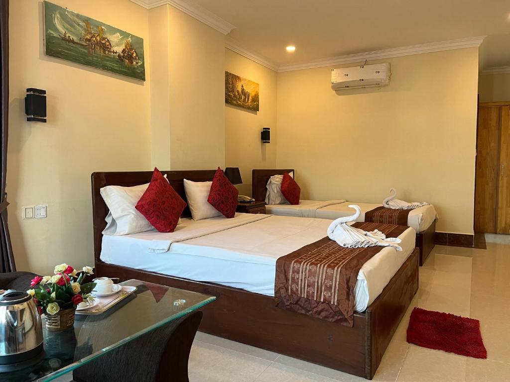 94368queenwood-hotel-02.jpg