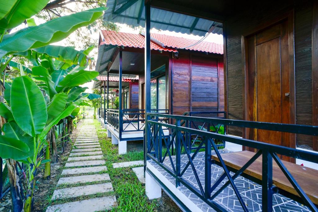 97537daisy-angkor-bungalow-03.jpg